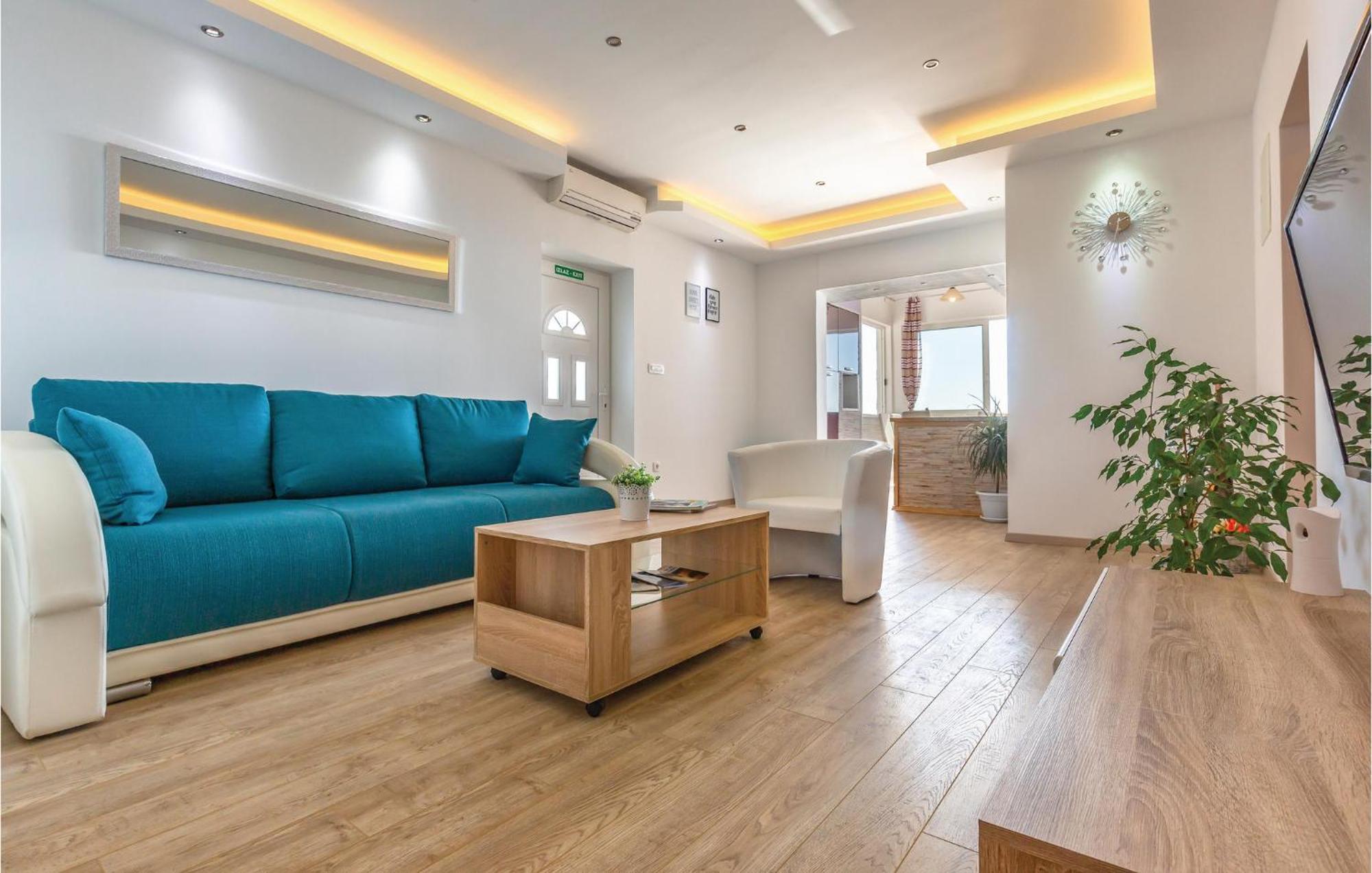 2 Bedroom Cozy Apartment In Makarska Exterior foto