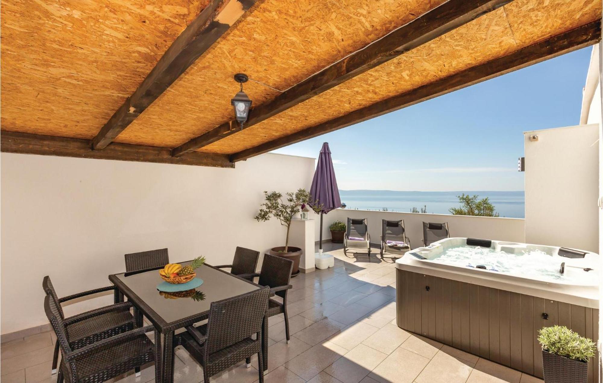 2 Bedroom Cozy Apartment In Makarska Exterior foto