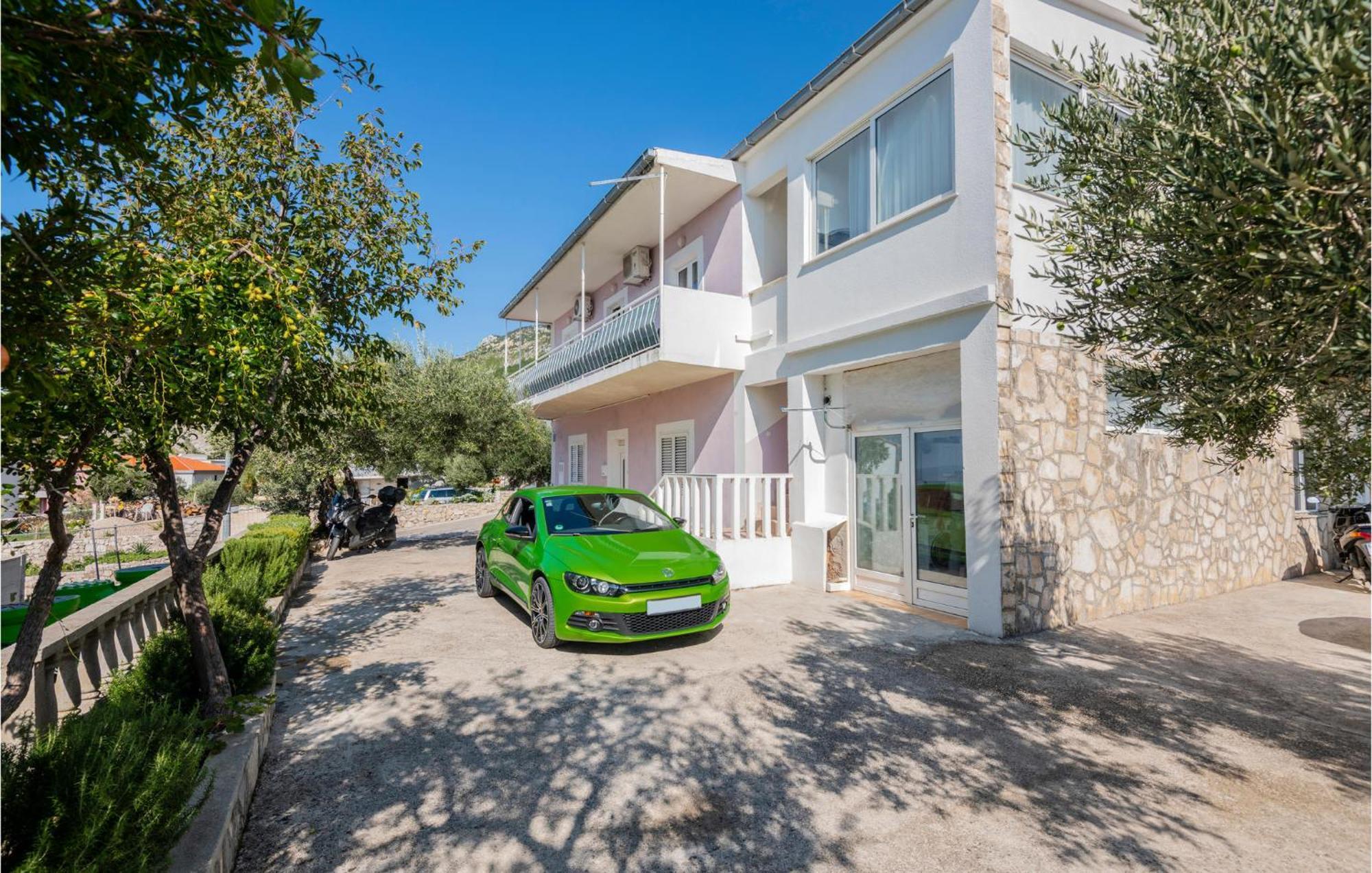 2 Bedroom Cozy Apartment In Makarska Exterior foto