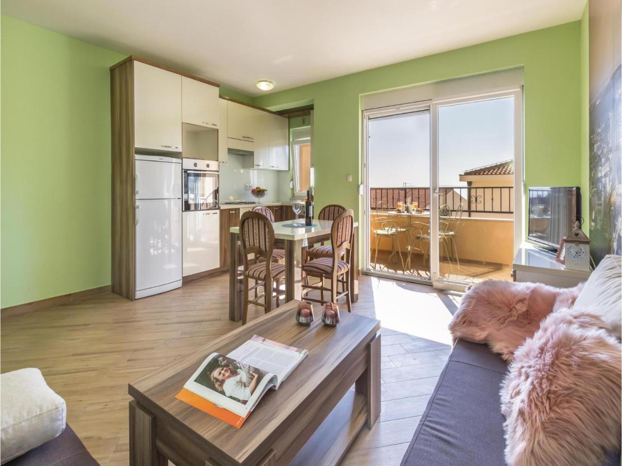 2 Bedroom Cozy Apartment In Makarska Exterior foto