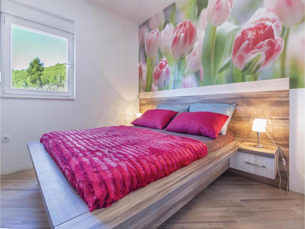 2 Bedroom Cozy Apartment In Makarska Exterior foto