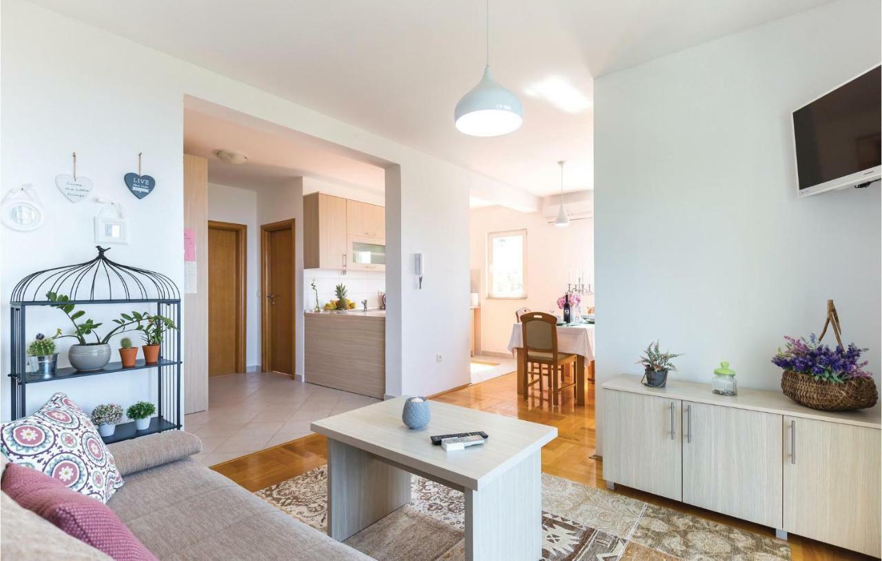 2 Bedroom Cozy Apartment In Makarska Exterior foto