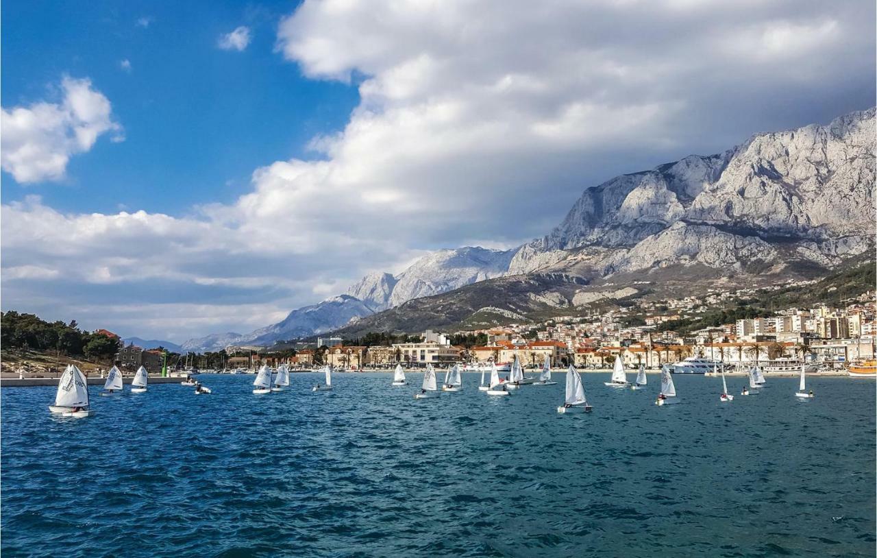 2 Bedroom Cozy Apartment In Makarska Exterior foto